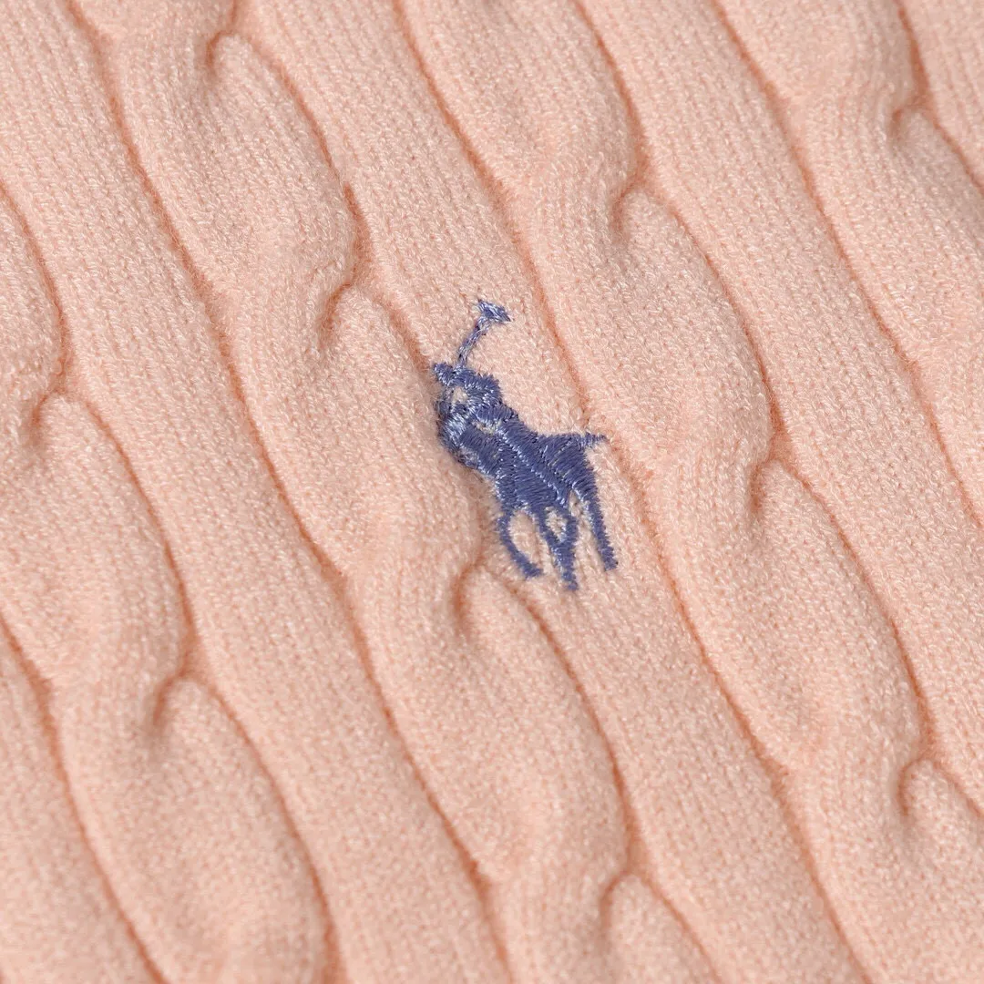 P186 Style No.: 601 -Ralph Lauren RL classic war horse logo embroidered pullover long-sleeved sweater on the chest -The item is made of custom-dyed and custom-spun yarn, purchased from the original version. A full set of customized accessories. Details determine success or failure. Heavy new autumn and winter product. High weight. Soft and delicate. The upper body effect is very nice. Loose fit. Women's model. -Color: white, gray, navy blue, red, khaki, blue, pink. -Sizes: S / M/ Ｌ S size 80-100 jins, M size 100-120 jins, Large size 120-135 jins